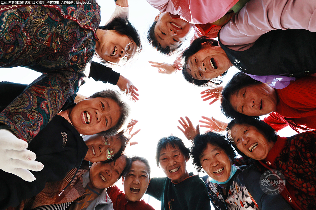      5‎月‎11‎日，是母亲节，在山西省运城市新绛县古城绛州，《黑神话：悟空》取景地姑射山下光村福胜寺及国家级非遗绛州澄泥砚文化园生产基地，山清水秀的山西省四大古泉域古堆村，社会各界母亲在健身、工作、旅游和抚养婴儿欢天喜地笑声中，度过自己的节日——母亲节，快乐无比。（■本期摄影：高新生）