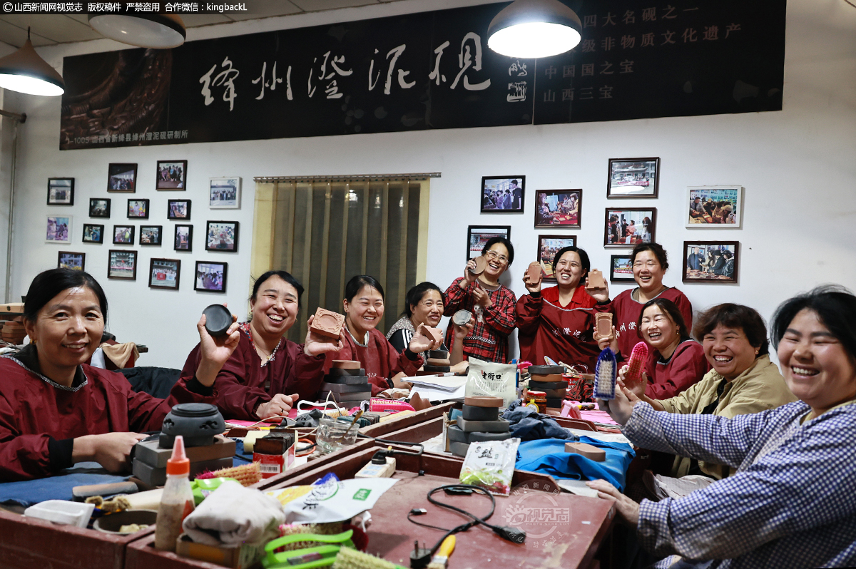      在国家级非遗绛州澄泥砚文化园生产基地内，作为匠人的母亲们在工作岗位上度过了一个别样的母亲节。车间里，她们专注地雕琢着澄泥砚坯，手中的刻刀在细腻的泥料上轻盈游走，精心勾勒出花鸟鱼虫、山水人物等精美图案，仿佛将对生活的热爱都倾注于这一方方砚台之中。在传承非遗文化的同时，也享受着属于自己的节日时光。