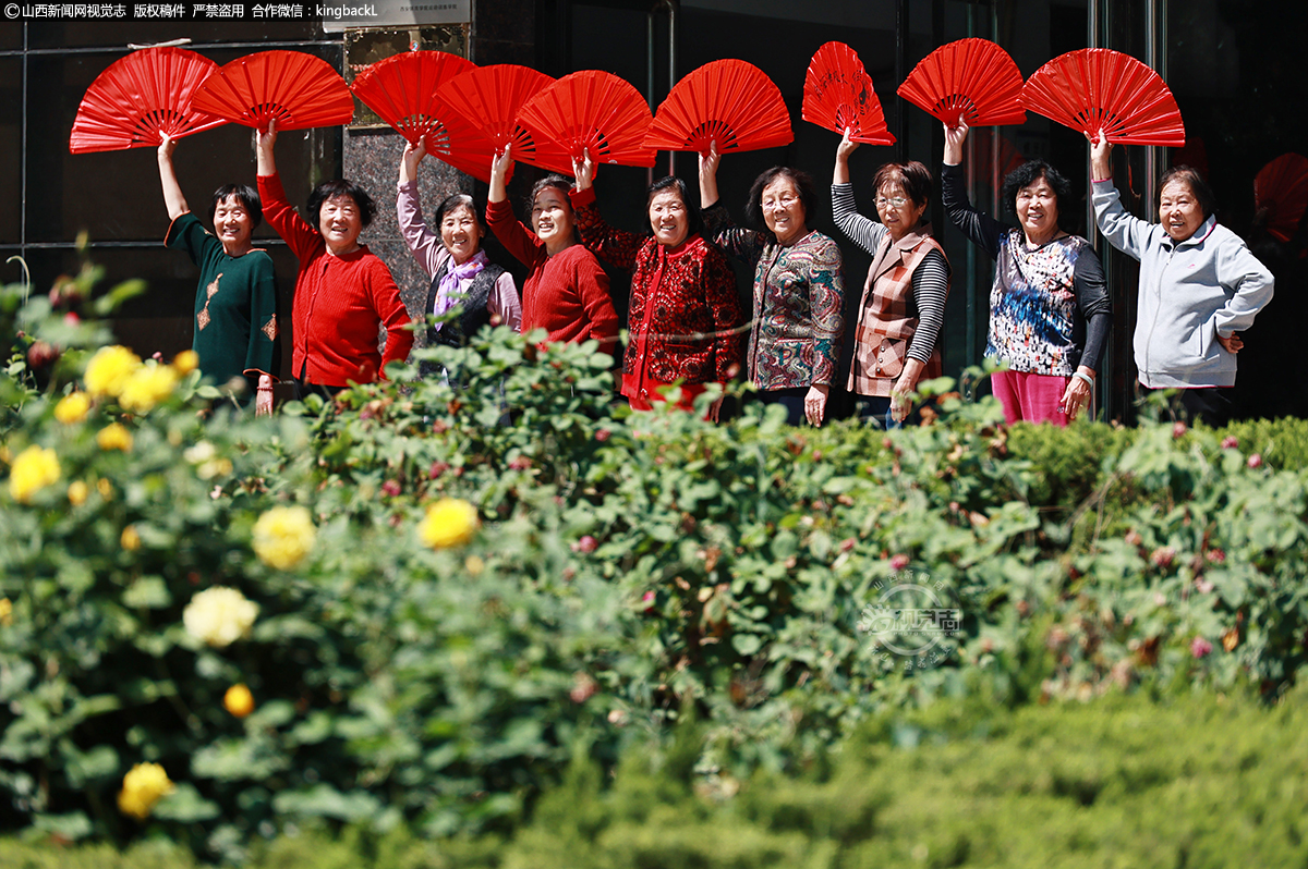      母亲节里，无论是家庭聚会、购物休闲，还是文艺表演、公益关怀，每一个活动都传递着对母亲的感恩与祝福。