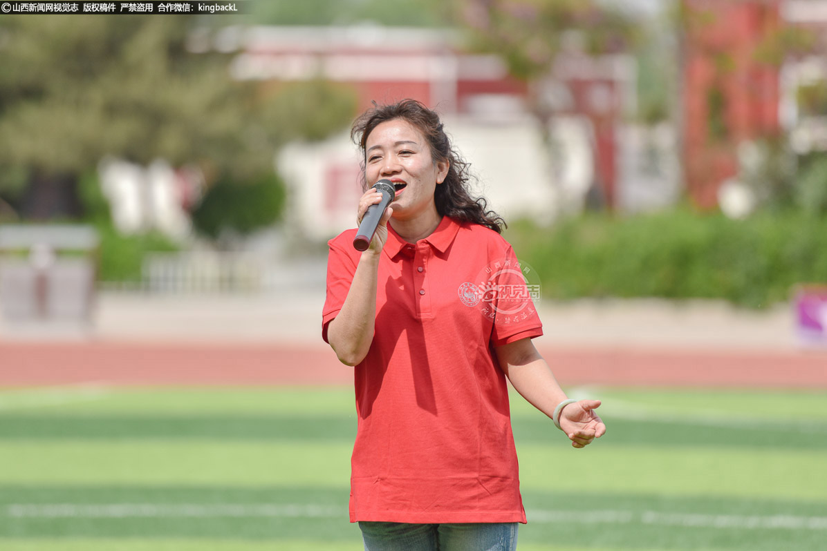      志愿者赵睿深情演唱《天之大》《我是中国人》，歌声悠扬婉转，饱含着对祖国的无限热爱与身为中国人的自豪。那深情的旋律和动人的歌词，让孩子们沉浸在浓浓的爱国情怀之中。