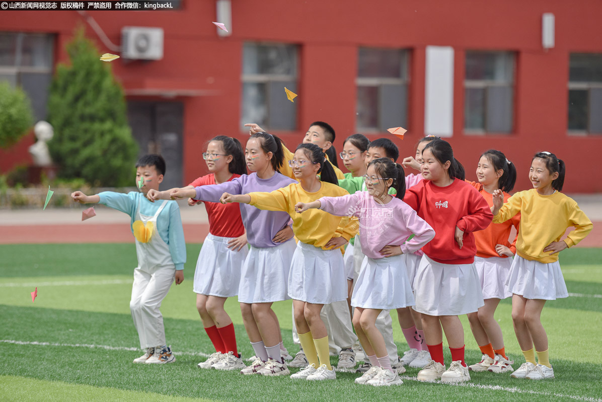      五年同学带来的舞蹈《孩子的天空》，充满了童真与活力。孩子们如同灵动的小精灵，在曹操上自由穿梭。