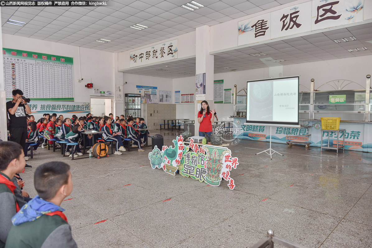      活动伊始，一场别开生面的文物课堂精彩上演。志愿者李笑冰化身文化使者，以生动的讲解和丰富的图片资料，引领孩子们穿越时空，探寻文物背后的故事。