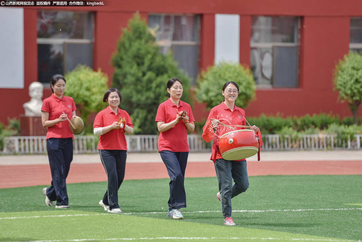      志愿者钱旸、陆星昊、张丽霞、赵小静带来三句半“山博里的小萌宠”。他们用诙谐的语言、生动的表演逗得孩子们哈哈大笑，也让孩子们对山西博物院的文物有了更深刻的印象。
