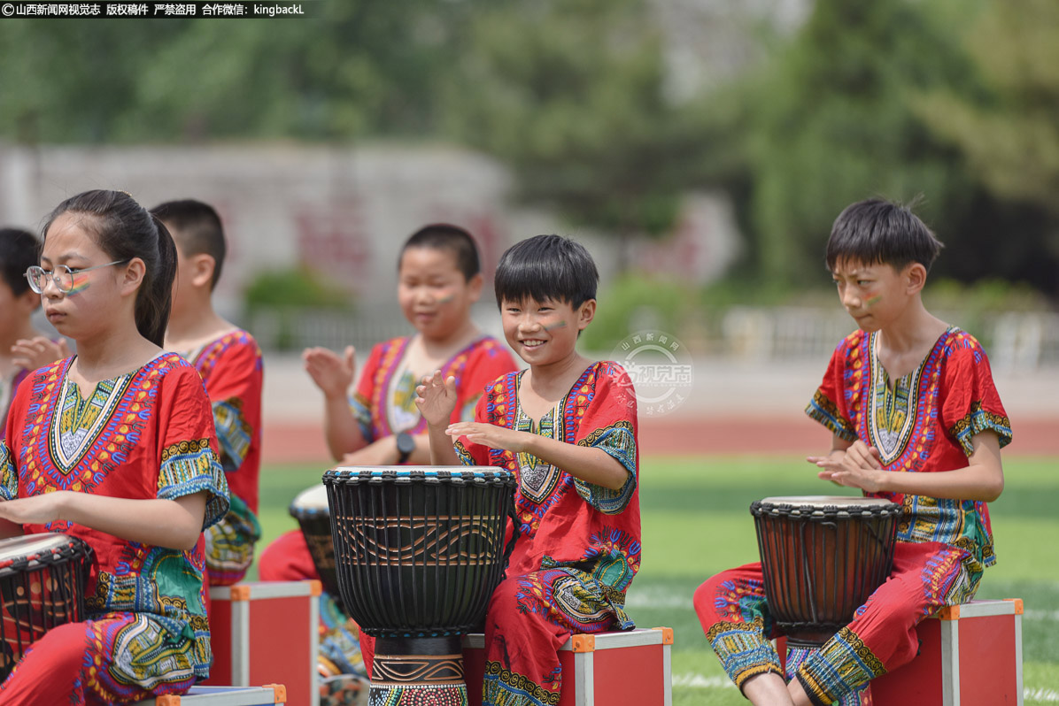     首邑学生带来充满激情的非洲鼓《旗开得胜》。孩子们双手有力地敲击着鼓面，节奏强烈，鼓声震天。