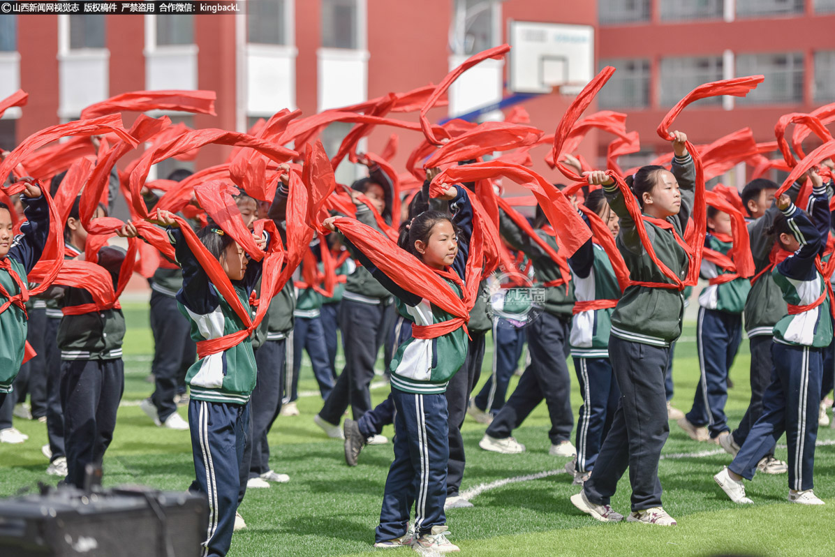      联欢会在首邑同学们活力四射的开场舞《山西民谣——一疙嘟》中热闹开场。同学们手持红绸，伴随着欢快的节奏翩翩起舞。