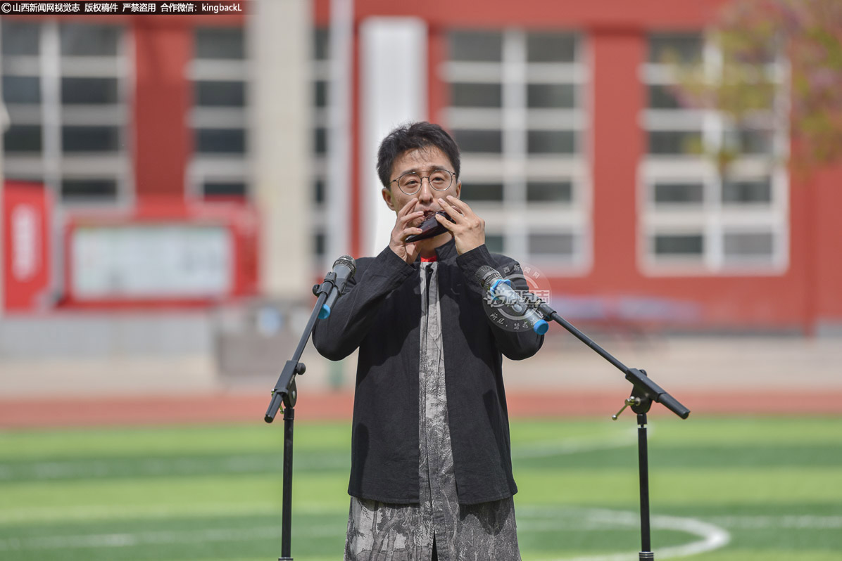      志愿者柔晓敏用陶笛吹奏《森林狂想曲》。悠扬的笛声仿佛将大家带入了一片静谧的森林，孩子们静静聆听，感受着大自然的和谐与美妙，沉浸在这美妙的音乐世界中。