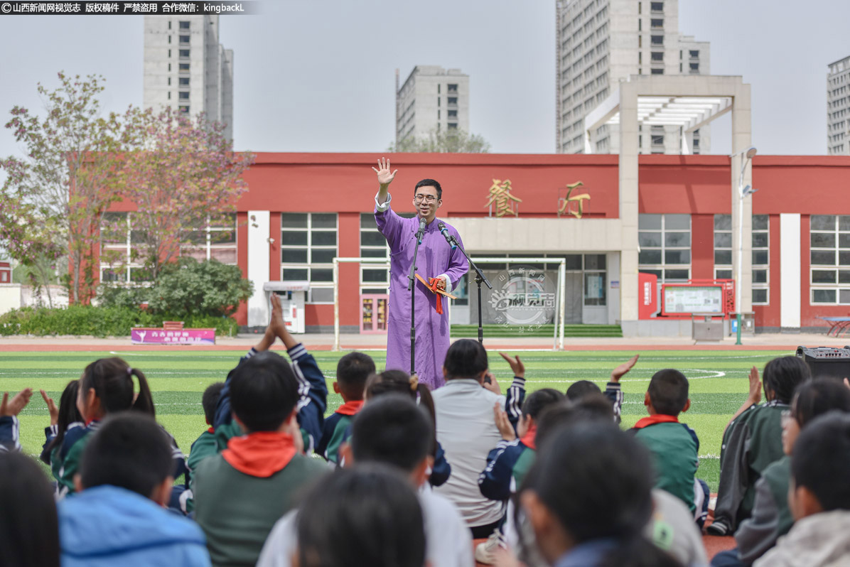      志愿者李博带来一段精彩绝伦的快板表演。他手持快板，节奏明快，言语风趣幽默，引得孩子们阵阵喝彩，现场不时爆发出欢快的笑声。