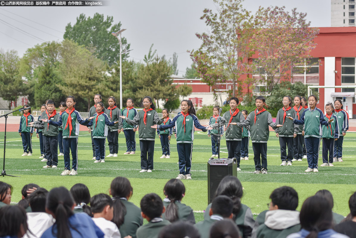      首邑语言班同学们带来深情的诗歌朗诵《写山西》。他们用富有感染力的声音，抒发着对家乡山西的赞美与热爱。从巍峨的太行山到奔腾的黄河水，从古老的平遥古城到现代的都市风貌，让每一个字都深深烙印在孩子们的心中。