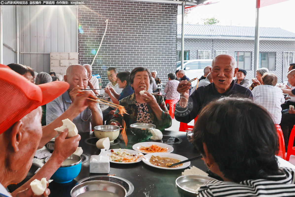      近年来，新绛县积极推进老年康养服务体系建设，目前当地城乡已实现社区、村老年康养全覆盖。