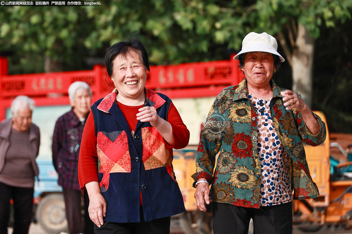      如今，这里不仅是老人们的 “幸福食堂”，更是情感交流、休闲娱乐的温馨家园。餐后，老人们或漫步于村中，惬意十足。
