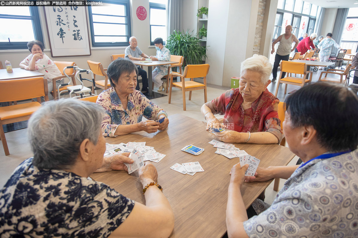      午后乐时光，棋牌趣味长。午睡起来，打扑克、下跳棋……老人们围坐在一起，沉浸在棋牌游戏的欢乐中。这些简单的娱乐活动，不仅锻炼了老人们的思维能力，还增进了他们之间的感情，让康养中心的午后时光充满了欢声笑语。