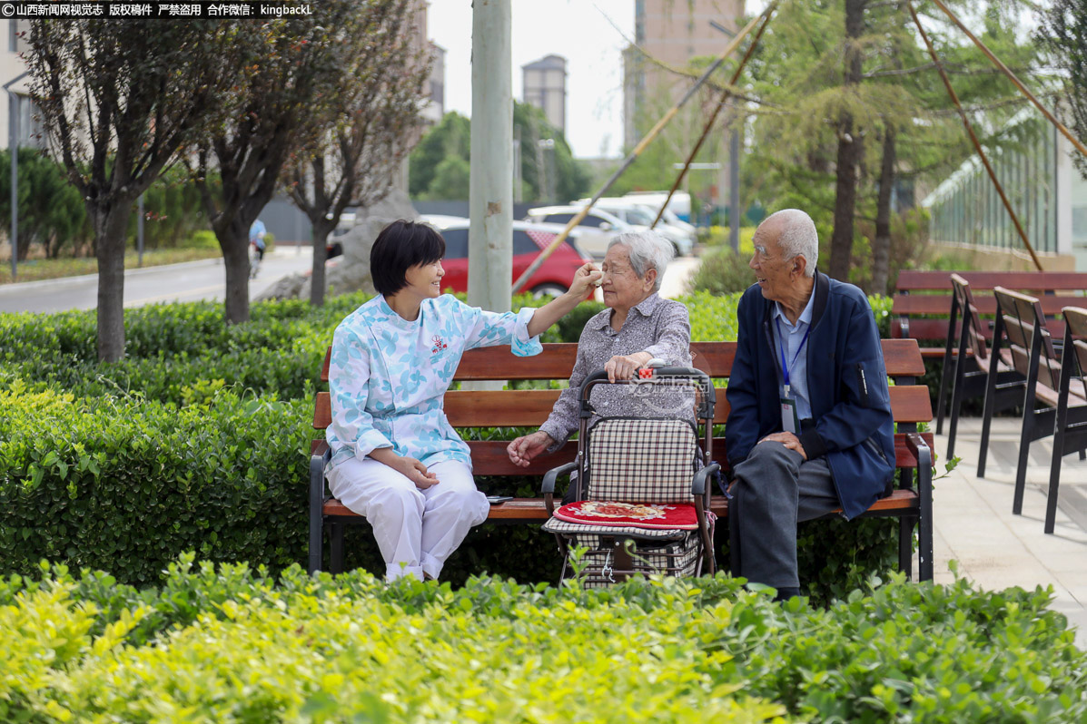      夫妇同日生，岁月共分享。92岁的宋怀德、姜爱萍夫妇同年同日生，缘分让他们携手走过漫长岁月。此刻，他们正一边在康养中心的公园里晒着太阳，一边向护工分享他们的流金岁月。在这里，老人们不仅能享受到专业的护理服务，还能在温馨舒适的环境中与老友、亲人共度美好时光，回忆往昔的点点滴滴。