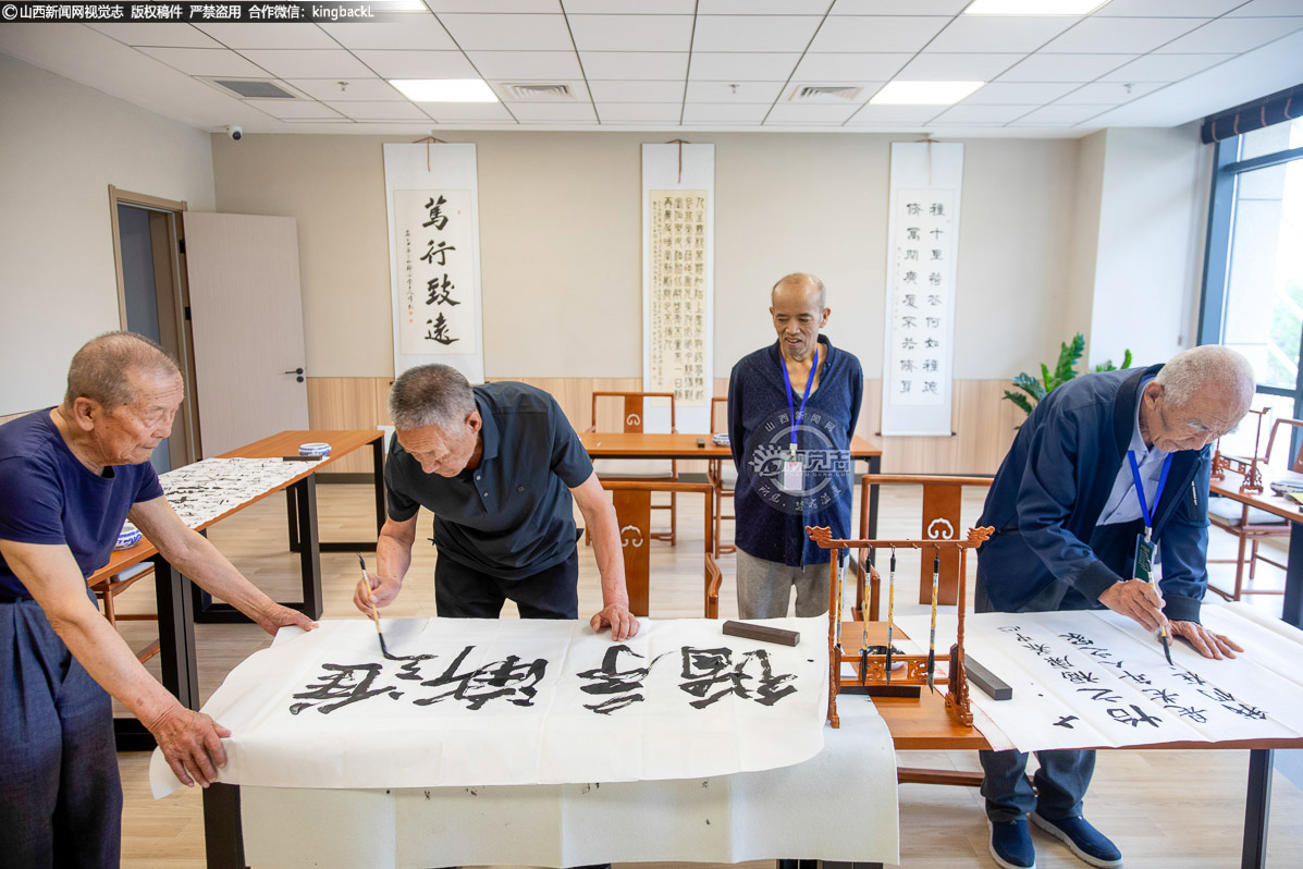      书画翰墨香，心意尽情抒。书画室内翰墨飘香，老人们在这里尽情抒发自己的心意。有的挥毫泼墨，书写着对生活的热爱；有的精心描绘，展现着心中的美好世界。书画活动为老人们提供了一个展示自我、发挥余热的平台，让他们在艺术创作中找到乐趣和成就感。