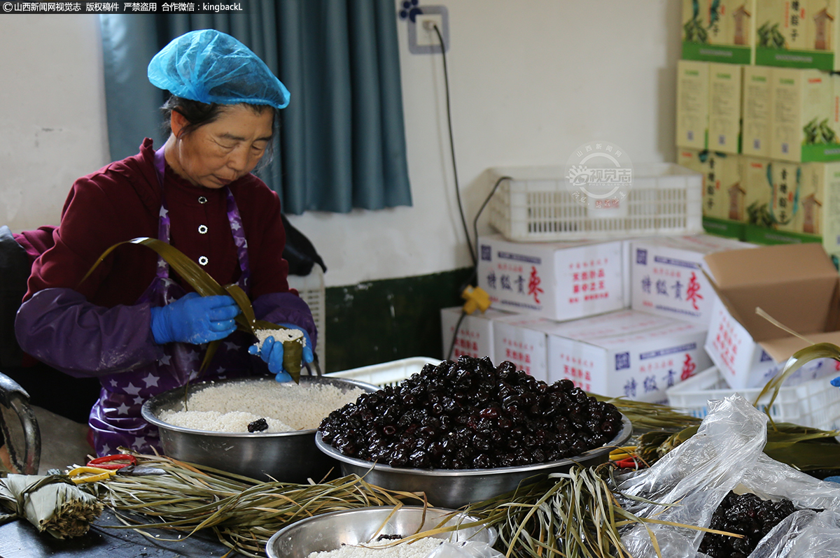      青塘粽子之所以能在众多粽子中脱颖而出，关键在于其选材讲究和独特的制作技艺。当地水源丰富，水质优良的 “海眼” 泉，滋养出宽大肥厚、色正味香的芦苇叶；黄河滩枣质地醇厚，为粽子增添了甜蜜的滋味，带有特殊香气的马莲草则用于捆绑粽子，使其别具一格。