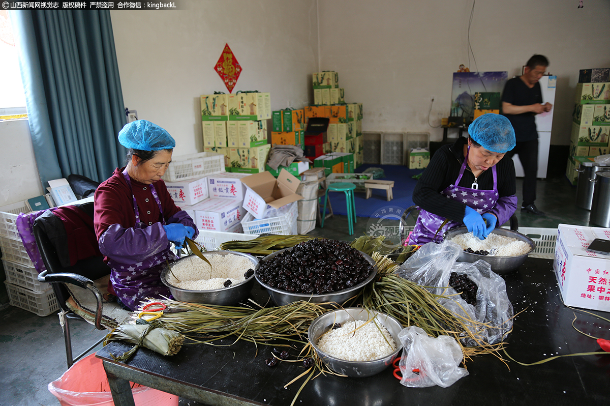      青塘粽子的制作历史可追溯至 700 多年前的元代。相传，当时村内的奉天寺僧人在端午节煮粽子，那浓郁的香气吸引了村民，从此粽子的制作工艺便在村里流传开来。