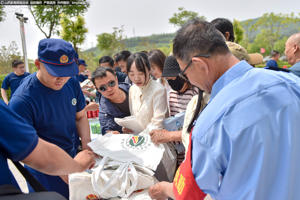      领取宣传品的游客排起长队。印有防火标语的抽纸、手提袋等生活用品，让安全提示融入日常。不少游客表示要带回家作