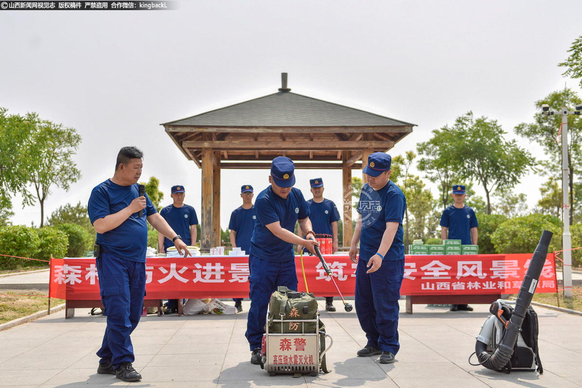      消防员边演示边讲解高压细水雾灭火机的使用方法。