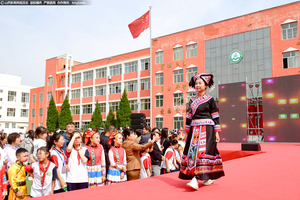      随后，T台秀与民族舞蹈交替上演，彝族、毛南族、傣族等众多民族的文化风情依次展现，让现场家长和同学们大饱眼福。