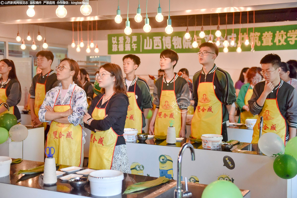      台下，聋校学生和老师认真聆听山西博物院教育员关于端午节的讲解。学生们目光紧紧聚焦在展示内容上，脸上露出专注的神情。