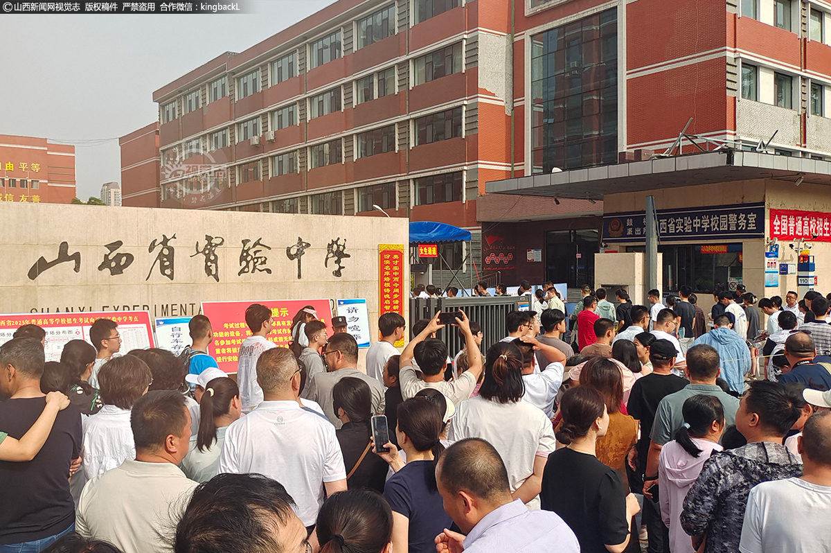     6月7日，山西省实验中学考点，考生陆续进入考场。山西新闻网特约摄影师：李红