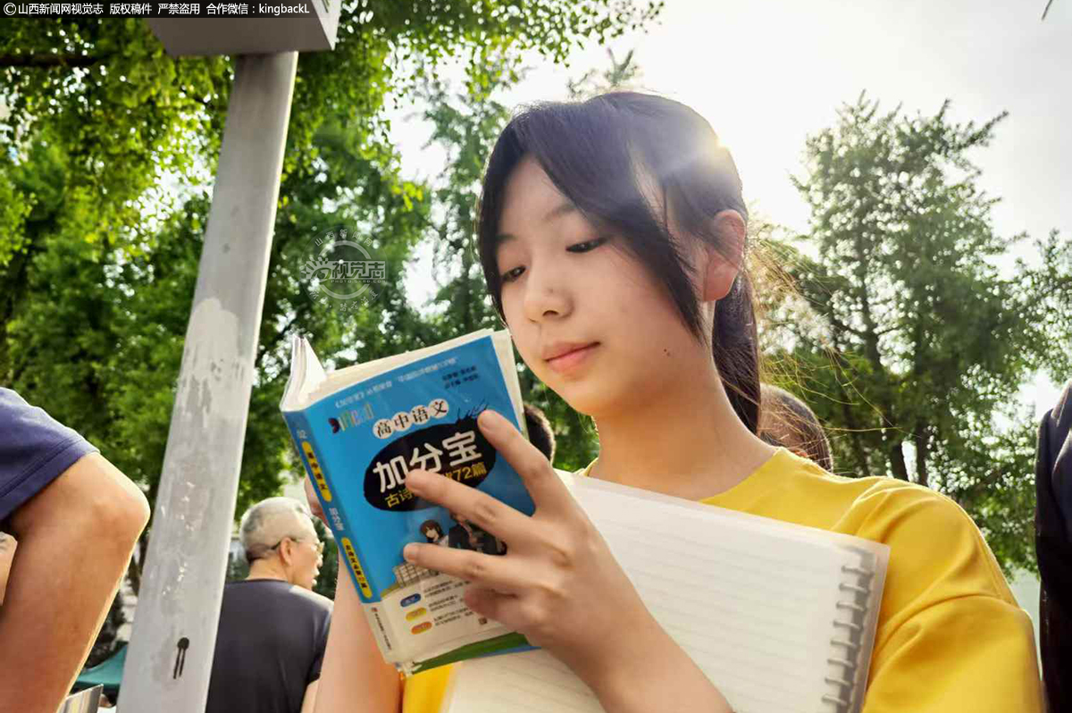      6月7日，山西太原五中考点，一名考生在等待入场时低头看书，做最后冲刺。山西新闻网特约摄影师：田兆云