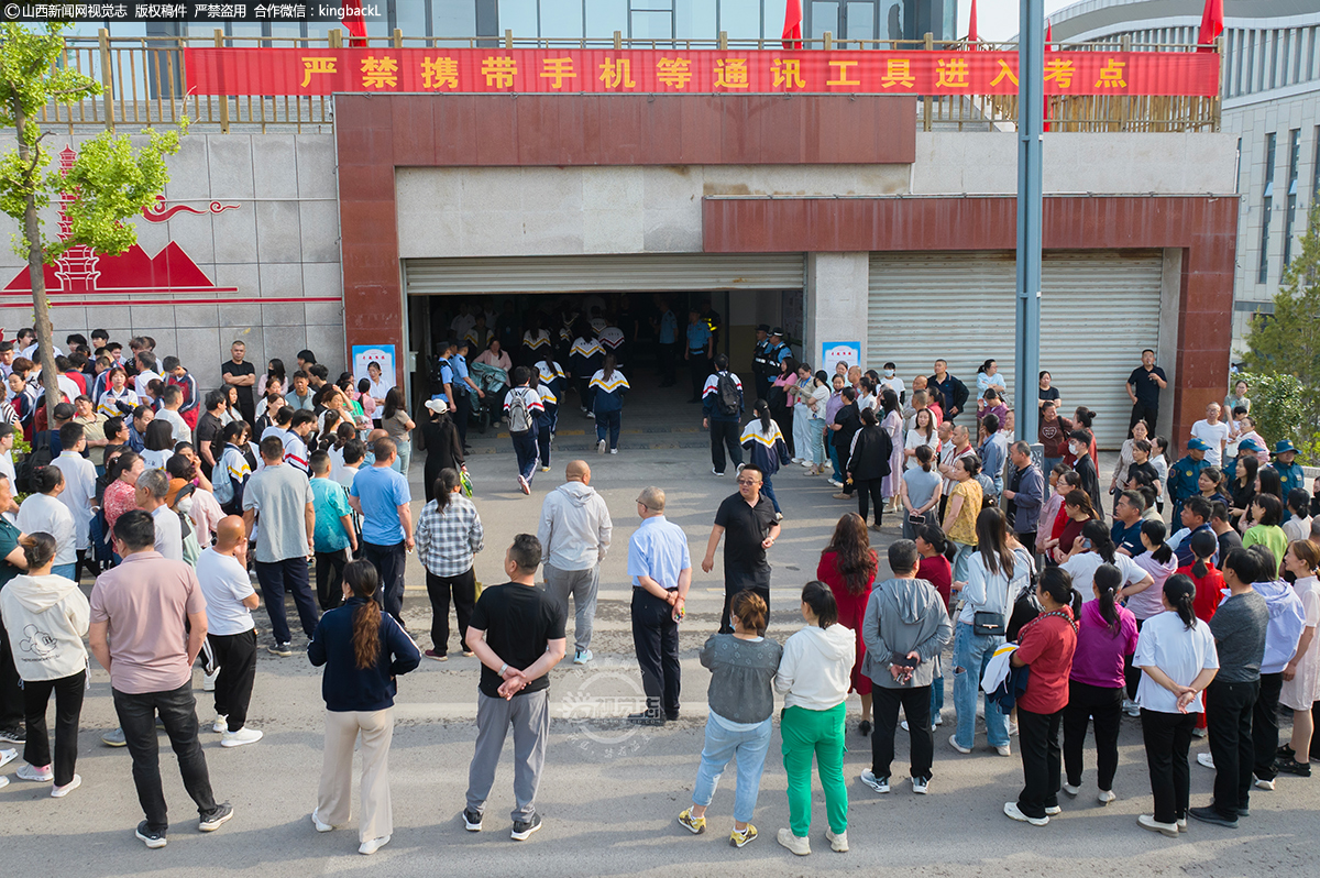      6月7日，山西榆社中学考点，考生进入考场。山西新闻网特约摄影师：张卫兵
