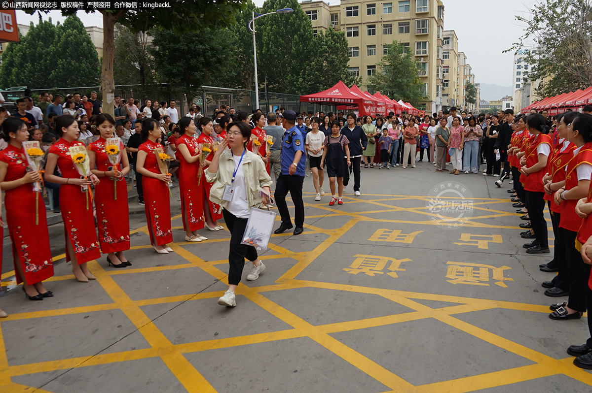      6月7日，山西运城市理想学校考点，学生陆续进入考场。山西新闻网特约摄影师：马双龙