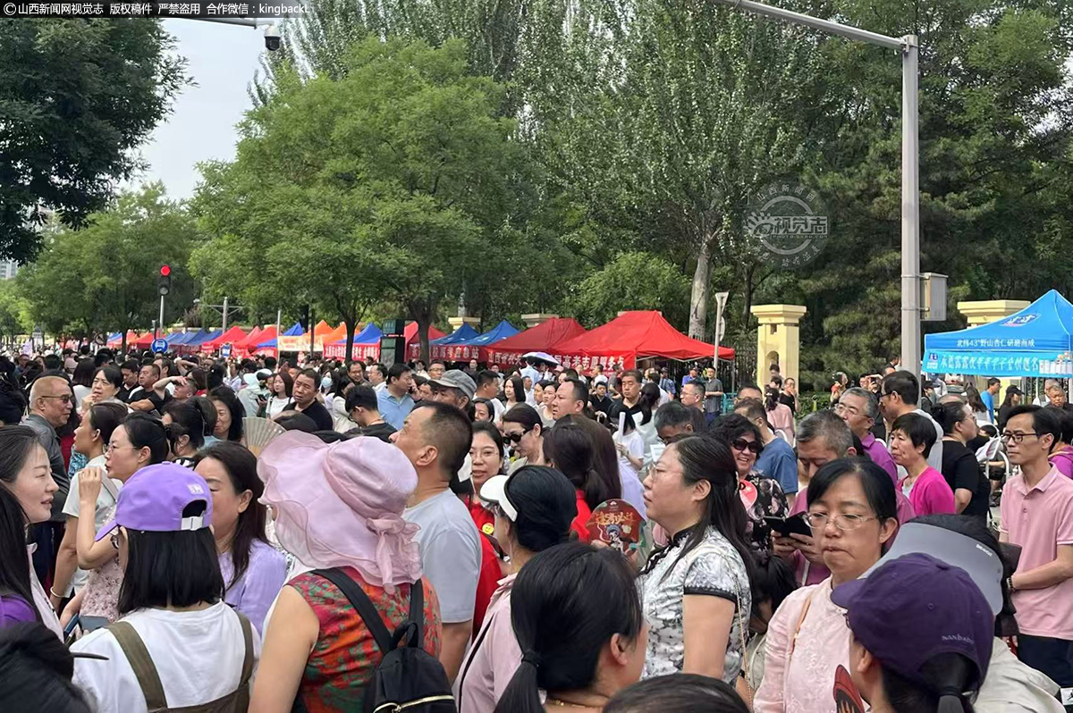      6月7日，山西太原三十八中考点外，殷殷期盼的家长。山西新闻网特约摄影师：付宇林