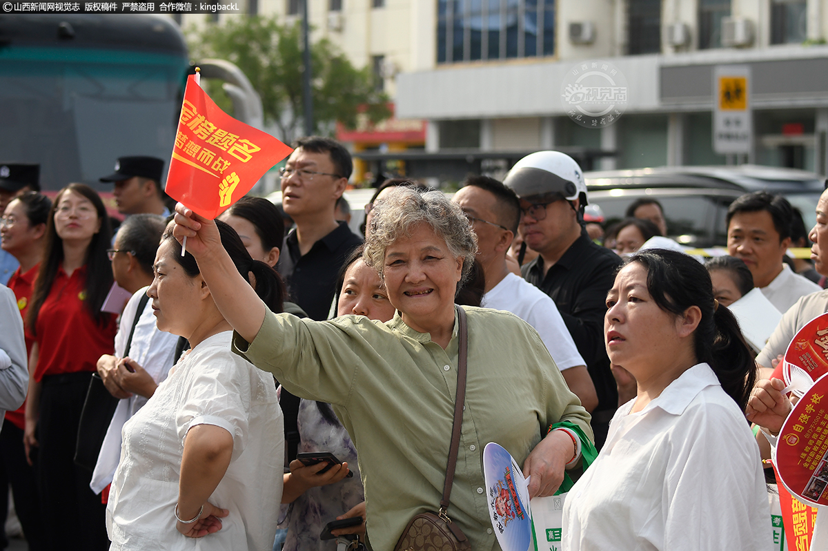      6月7日，太原小店一中考场外，老人为考生加油鼓劲！山西新闻网特约摄影师：闻进