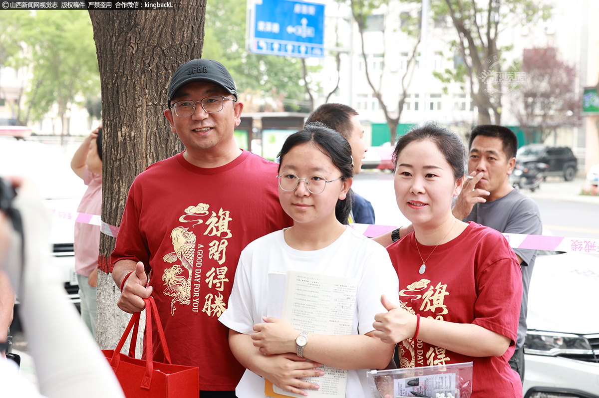      6月7日，山西阳城二中考场，家长穿“旗开得胜”衣服和孩子考前留影。山西新闻网特约摄影师：赵海斌