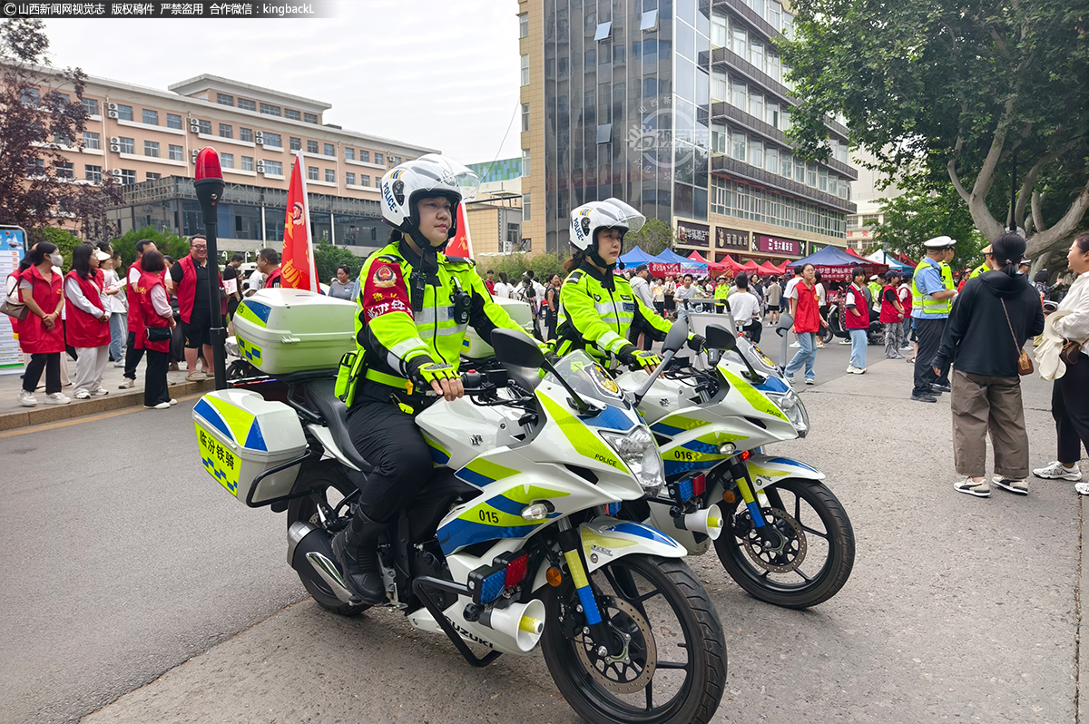      6月7日，临汾市公安局交警支队的女铁骑队员，严阵以待，随时准备出发，处置各种突发事件。山西新闻网特约摄影师：张向东