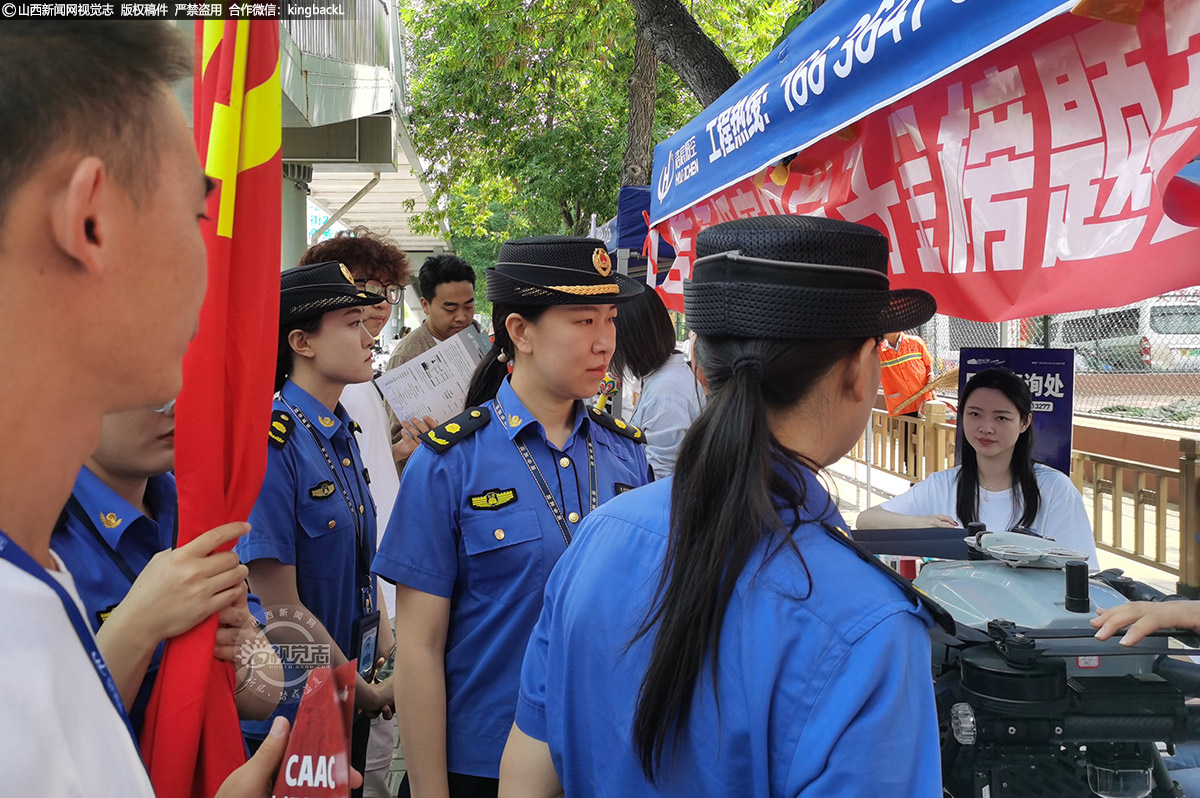      6月7日，榆次二中考点外，晋中市城市综合管理执法队为高考护航。山西新闻网特约摄影师：张耀宇