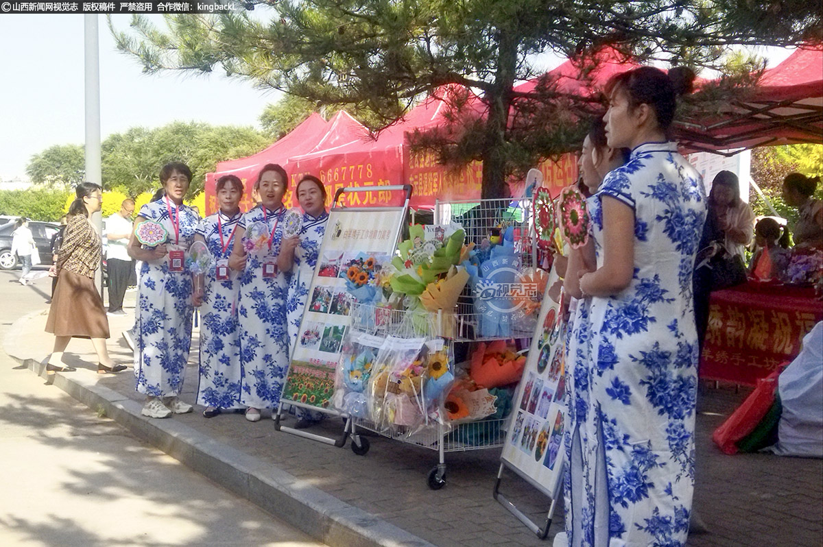      6月7日，在左云县高级中学考点外，白洋手工绣的绣娘们身着旗袍，祝愿左云县学子旗开得胜、金榜题名。（山西新闻网特约摄影师：戴根虎）