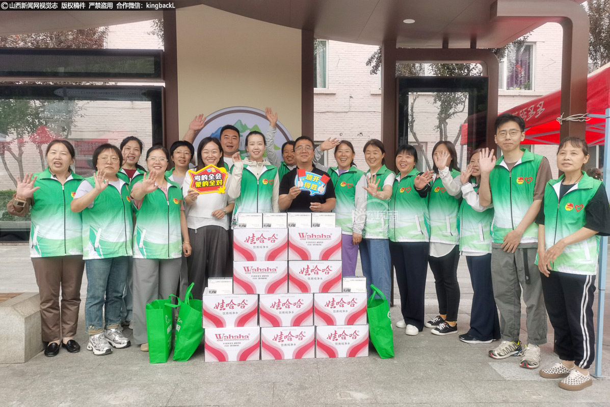      6月7日，沁水一中考点外，志愿者助力高考。山西新闻网特约摄影师：张晓