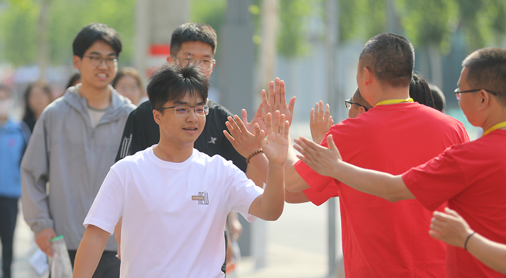 2025高考启幕 逐梦少年奋笔启程
