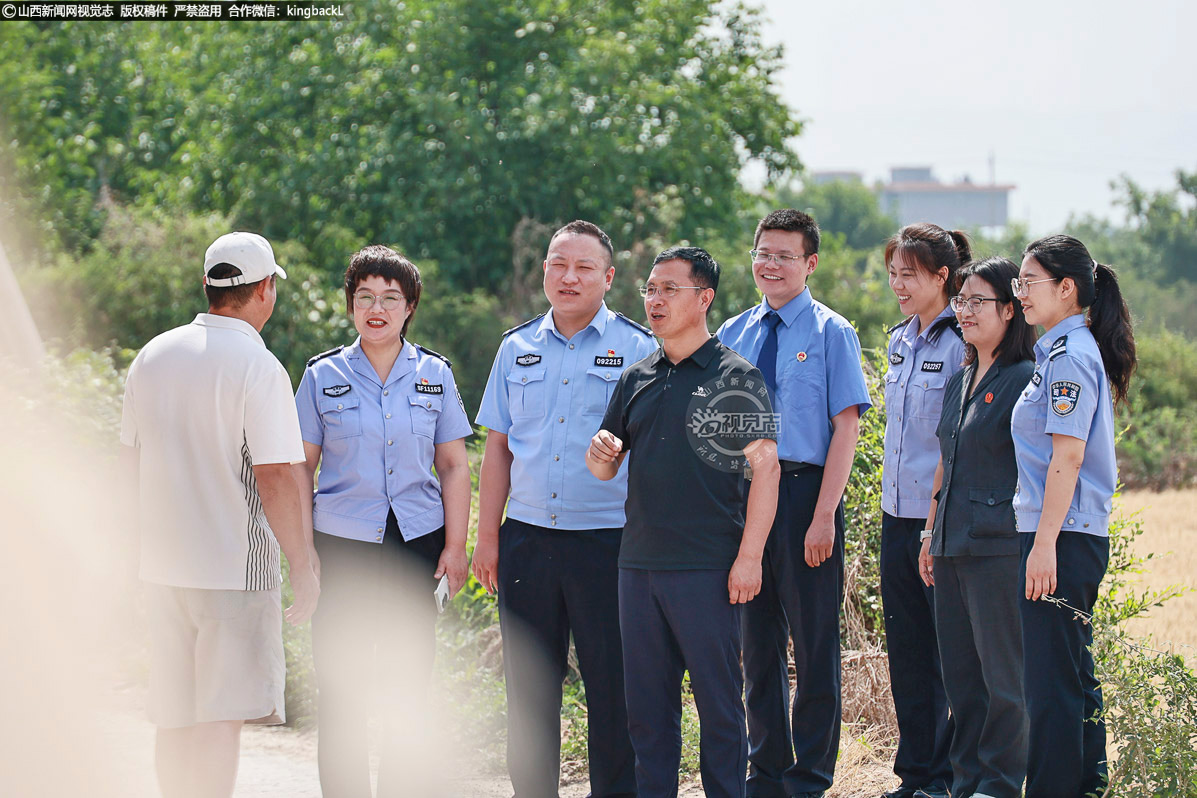      “田间地头”则是温情家访的场景。司法和公检法普法人员深入新绛县田间，对矫正对象进行家访回访，与矫正对象及其家属拉家常、问需求，详细了解他们的生活状况和思想动态，将法律宣传融入关怀之中。