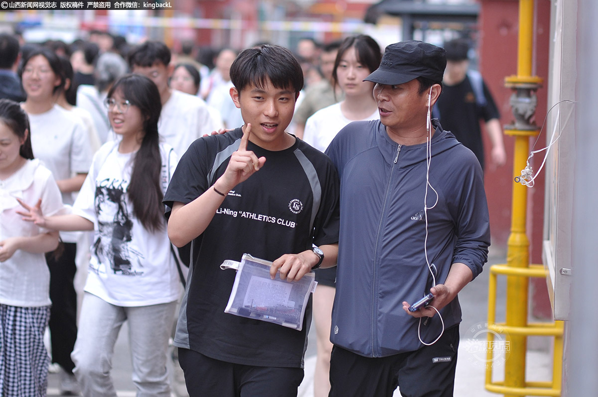      6月8日，山西太原，走出考场的考生与父亲讲述考试趣闻。