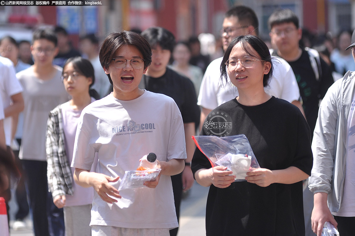     6月9日，山西太原，两位考生步出考场，信心满满，脸上写着阳光。