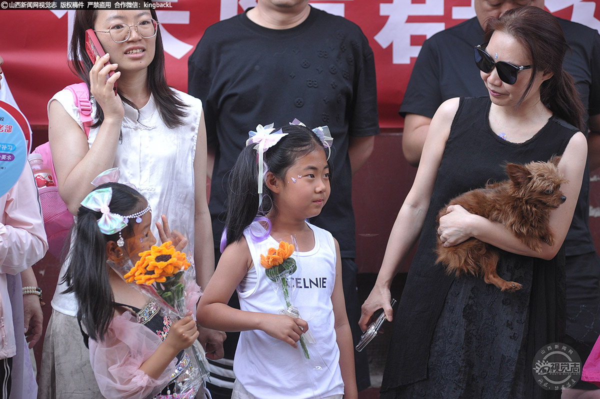      6月8日，山西太原，妈妈、妹妹和狗狗，全家出动迎接考生。