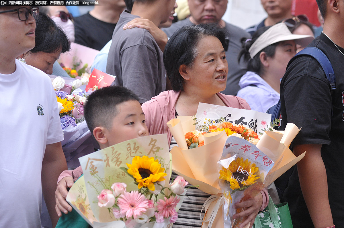      6月9日，山西太原，祖孙齐上阵，为考生加油。