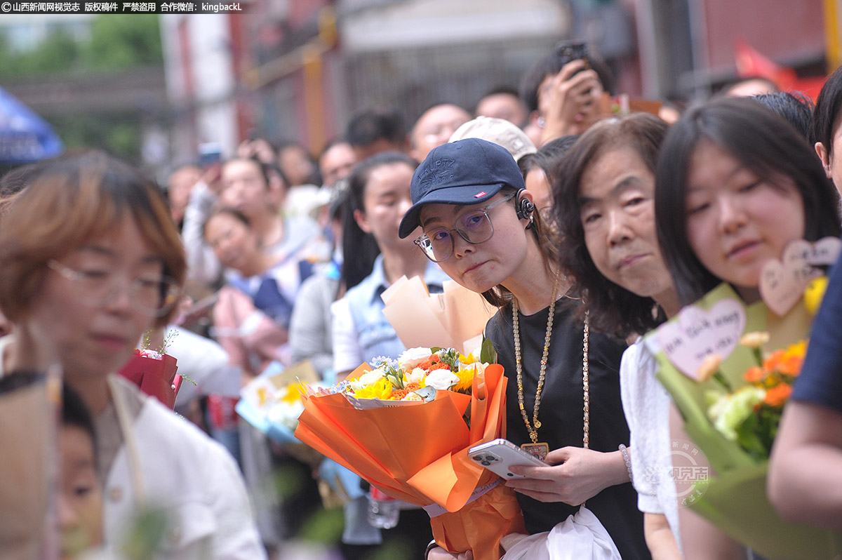      6月9日，山西太原，即将散考，考生通道两边，妈妈们的期盼。
