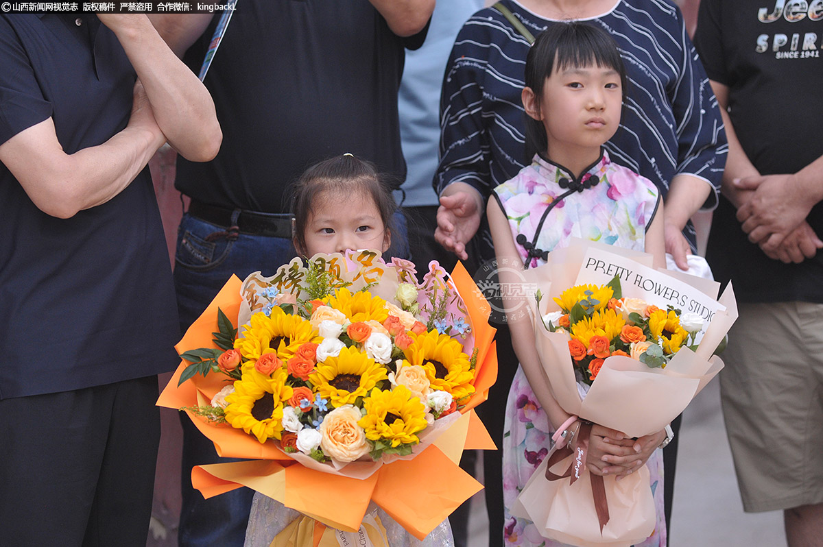      6月9日，山西太原，小妹妹怀抱好大一捧花。