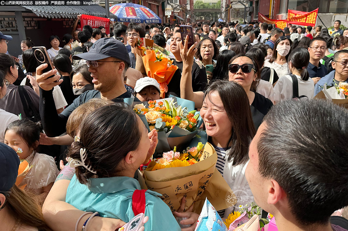      6月9日，山西太原，史地政专业最后一门科目散考后，考点外成了欢乐的海洋。