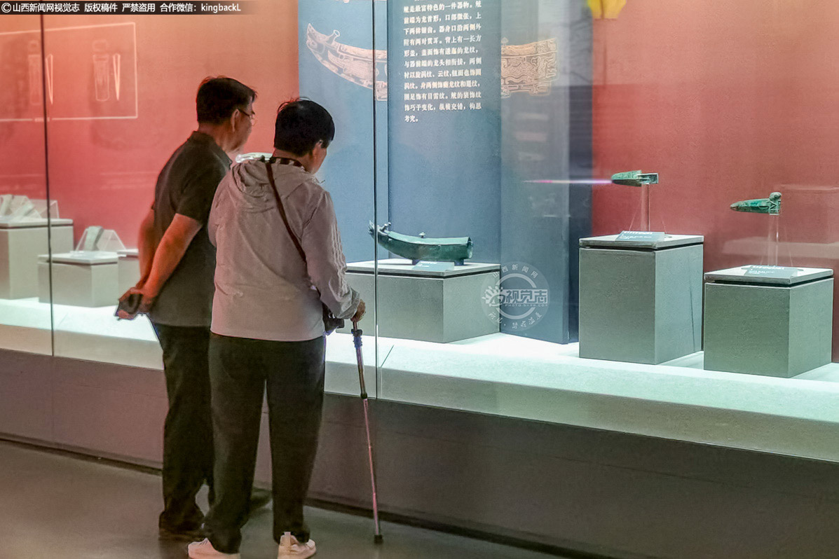      龙形觥的灵动线条、方国礼器的独特造型，无不展现着商代边疆地区多元文化交融的壮阔图景。这些青铜瑰宝不仅是技艺的结晶，更是先民智慧与包容精神的见证。当目光流连于器物之上，仿佛能听见黄河奔涌的涛声、看见部族往来的身影，感受到中华文明兼收并蓄的磅礴气度。