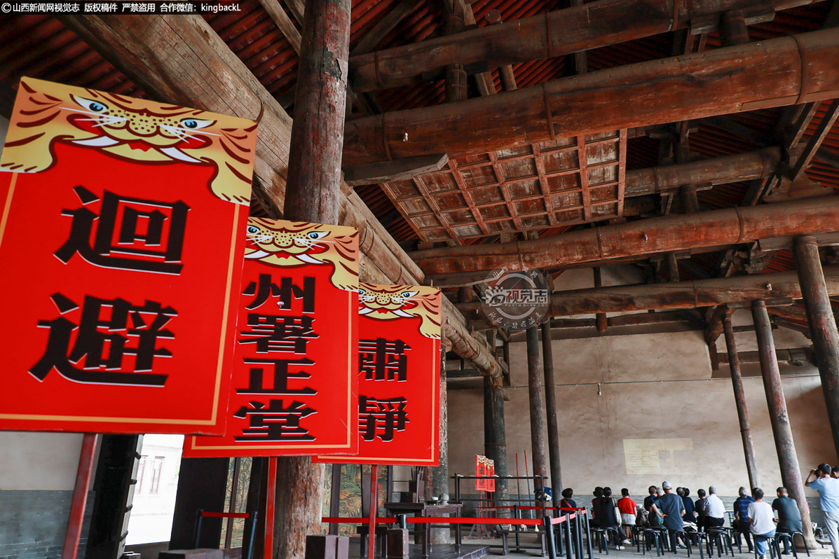      在4A级景区绛州署大堂，上海非遗专家为市民和游客解读这些古建筑的历史与文化价值，让大家深入了解绛州的建筑艺术魅力。