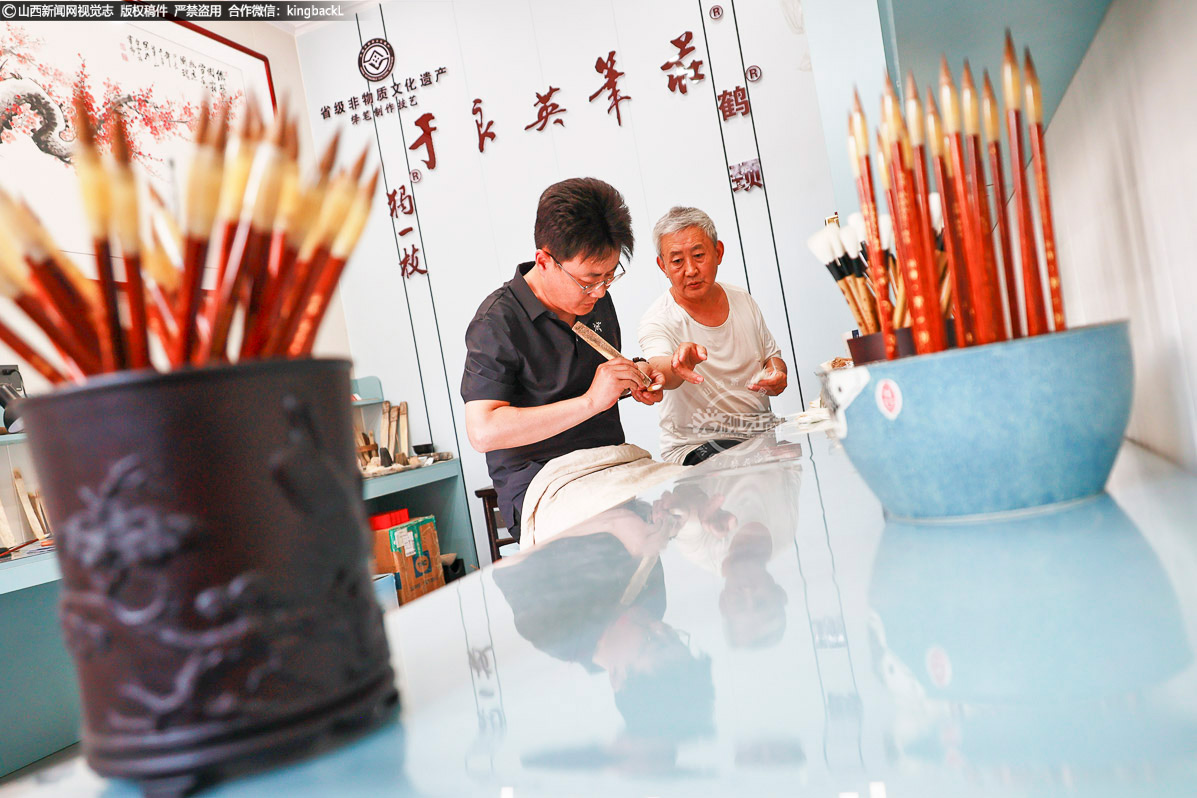      与此同时，省级非遗绛州毛笔传承工作也在有序推进。于良英笔庄中，“80后” 传承人于永杰和父亲一同为客户赶制订单。他们手中的毛笔，每一根都凝聚着匠心，从选料到制作，每一道工序都严格把关。​