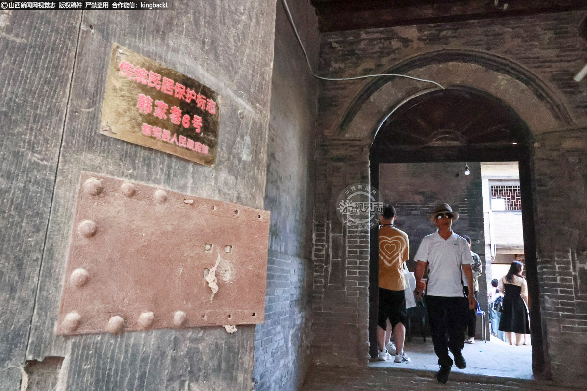      山东游客群体聚焦韩家巷6号院中院的 “四大八小” 院落布局，感受晋南民居 “前堂后寝” 的规制逻辑。