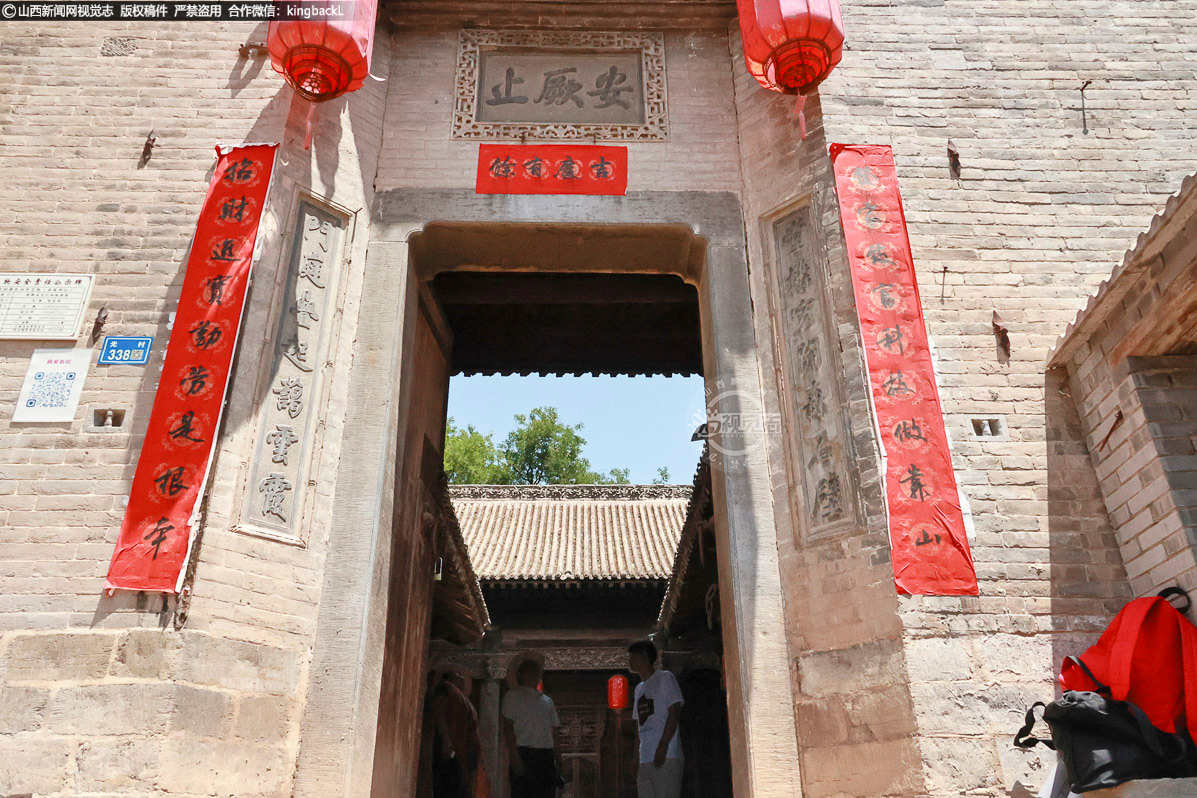      在光村薛家西大院，来自四川的游客正通过镜头记录古建飞檐斗拱的细节。该院落作为剧中 “南天门” 场景原型，首次开放便结合非遗绛州澄泥砚展示。