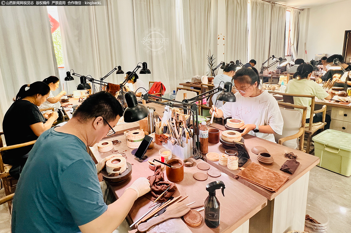      作为紫砂界的后起之秀，乡宁县华廷陶瓷文化有限公司建设项目、培育人才、开发产品、打造品牌，2023年步入省级“专精特新”企业行列，成为乡宁紫砂产业中一颗耀眼的明星，形成茶具、茶叶罐、水罐、厨具、茶系列深加工七大系列产品，实现年产值达1000余万元。
