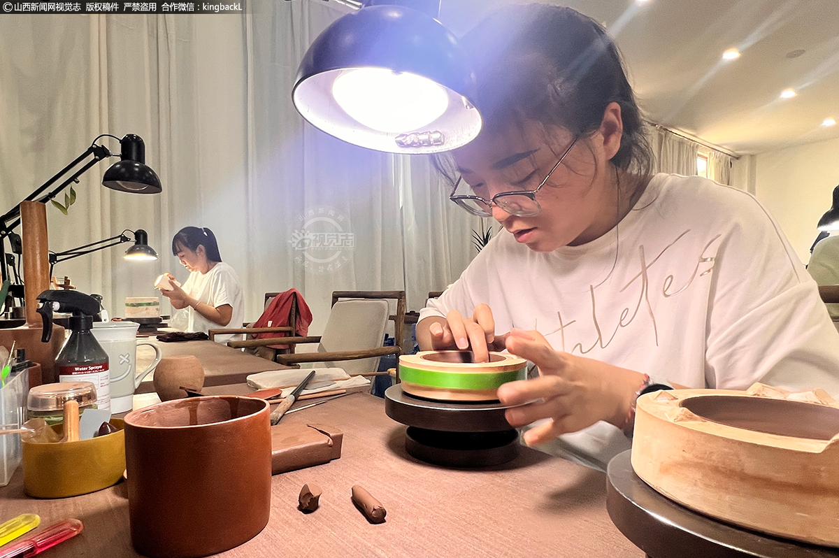      近年来，该县通过优惠政策、机制创新、优化环境等措施，投资建设紫砂陶小镇，恢复推动紫砂工艺发展，积极培育新的战略性转型产业，打造“北风紫砂之都”。